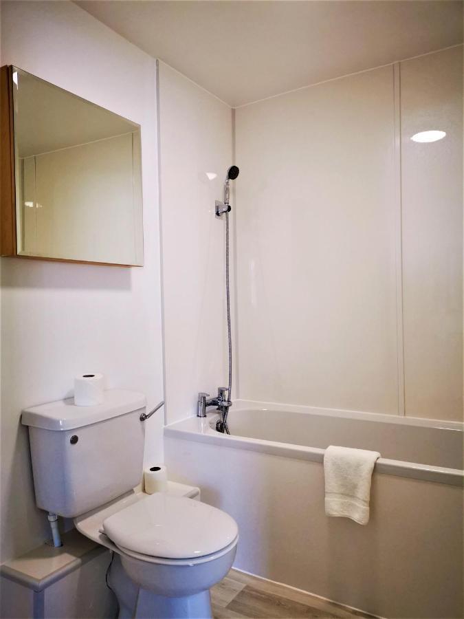 Marina Living With Parking, Balcony, Quiet And Secure Apartment Brighton ภายนอก รูปภาพ