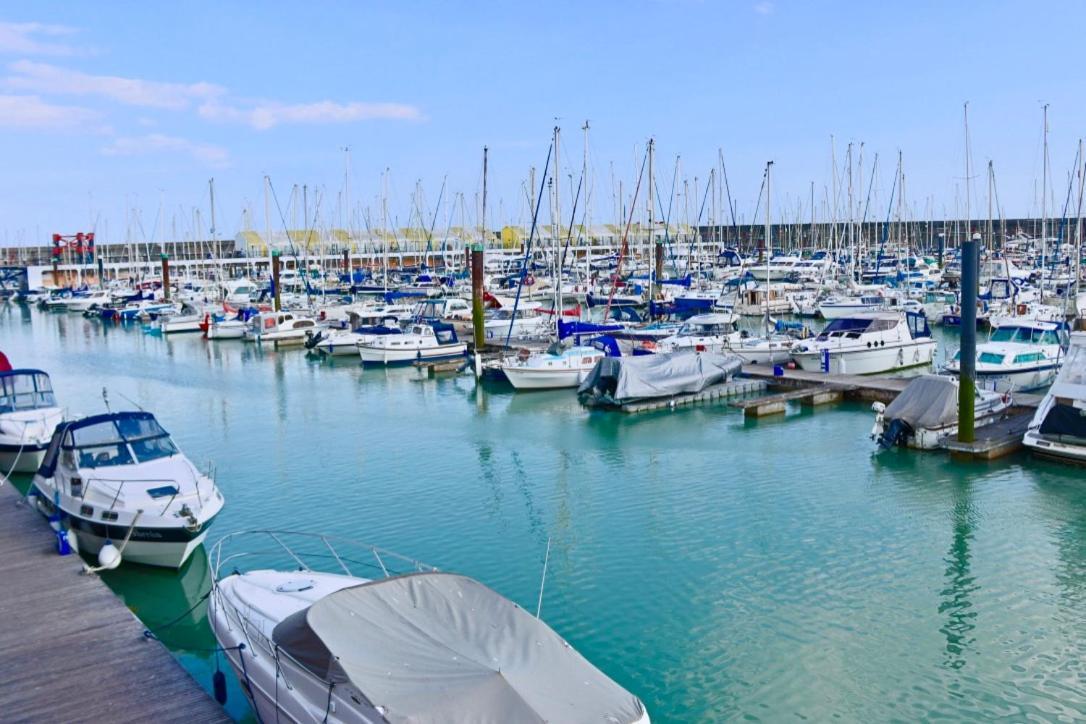 Marina Living With Parking, Balcony, Quiet And Secure Apartment Brighton ภายนอก รูปภาพ